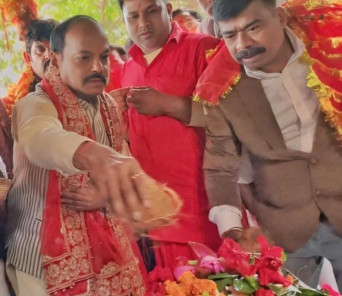 पूजा अर्चना करते पूर्व मुख्यमंत्री रघुवर दास पूजा अर्चना करते पूर्व मुख्यमंत्री रघुवर दास