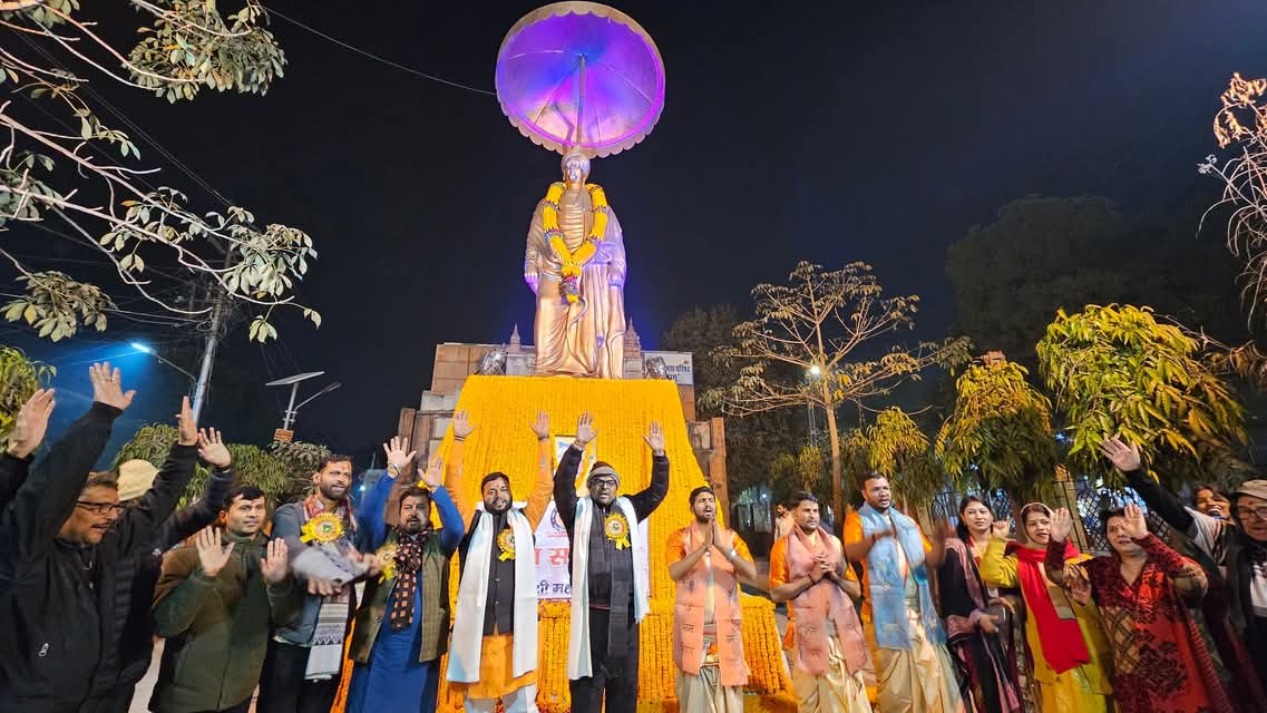 स्वामी विवेकानंद जयंती की पूर्व संध्या पर विशाल प्रतिमा की महाआरती स्वामी विवेकानंद जयंती की पूर्व संध्या पर विशाल प्रतिमा की महाआरती