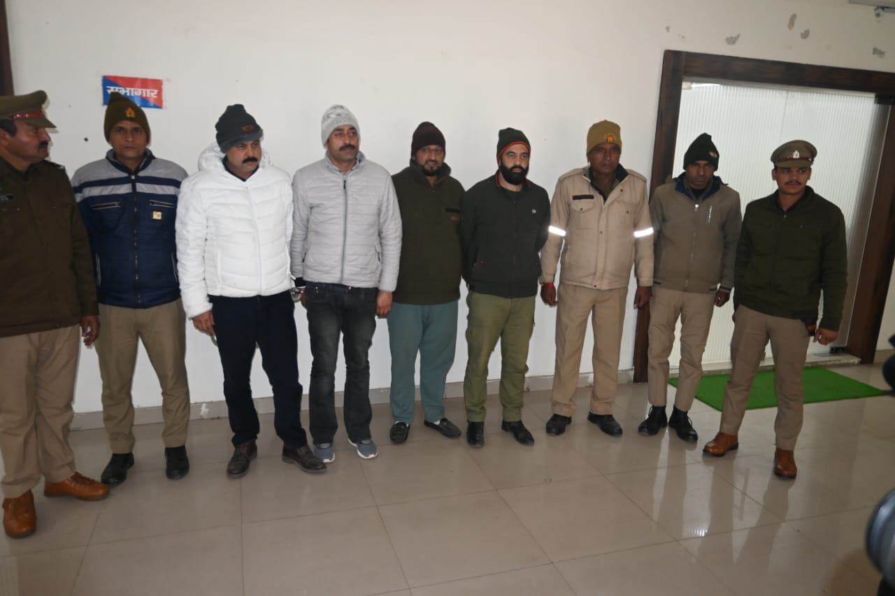 पुलिस हिरासत में आरोपी पुलिस हिरासत में आरोपी