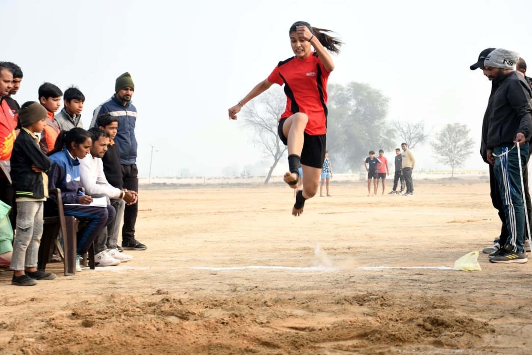 खेल प्रतियोगिता में भाग लेते खिलाड़ी। खेल प्रतियोगिता में भाग लेते खिलाड़ी।