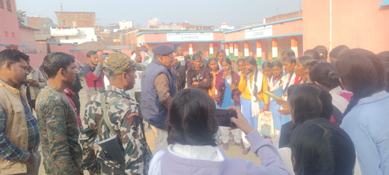 प्रदर्शनकारी छात्राओ को शांत कराती पुलिस प्रदर्शनकारी छात्राओ को शांत कराती पुलिस