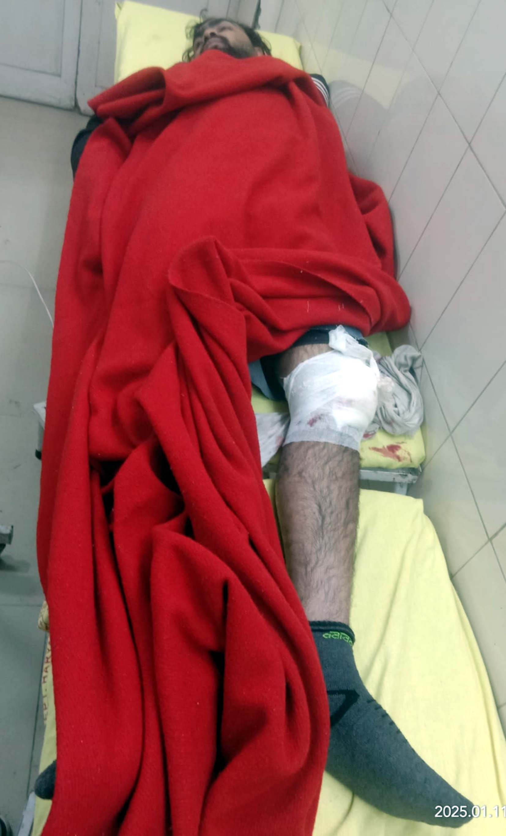हांसी के नागरिक अस्पताल में उपचाराधीन मुठभेड़ में घायल अमन व साहिल। हांसी के नागरिक अस्पताल में उपचाराधीन मुठभेड़ में घायल अमन व साहिल।