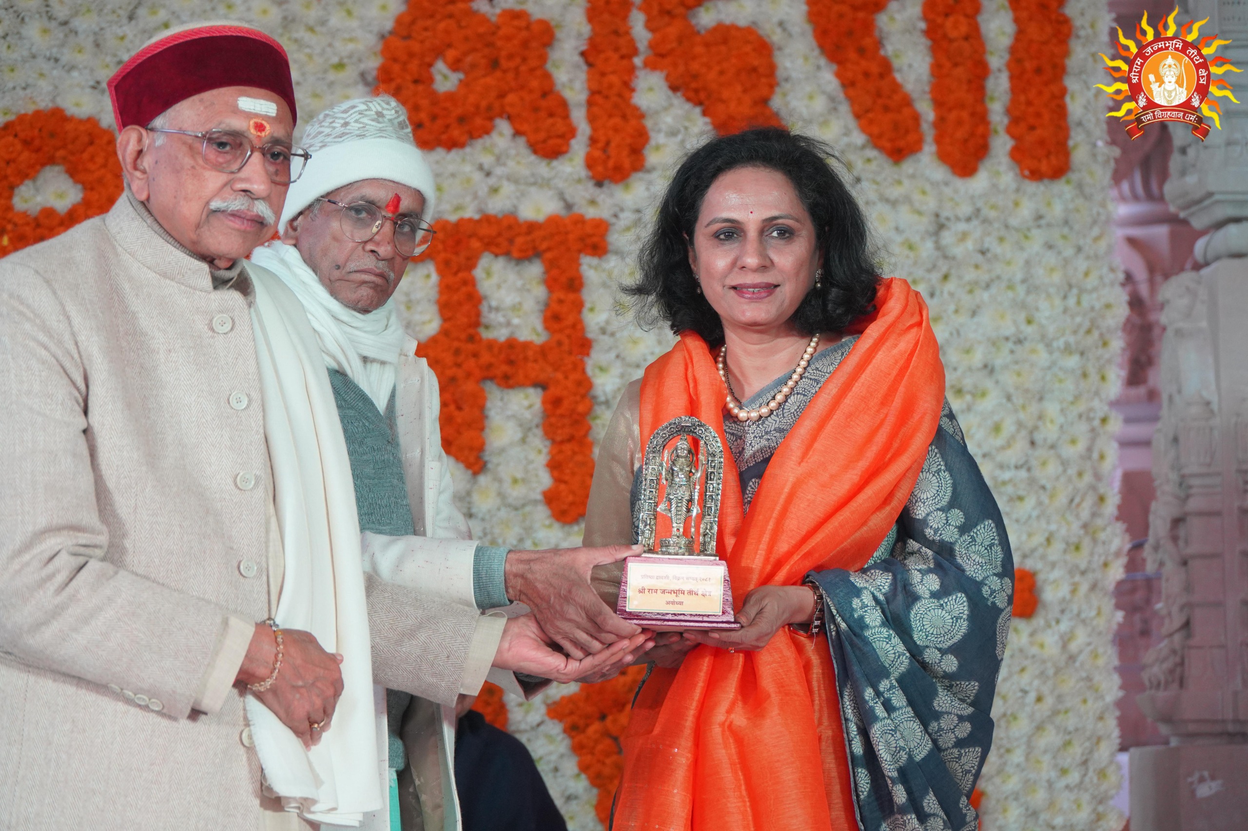प्रतिष्ठा द्वादशी पर गर्भगृह के निकट मंडप में त्रिदिवसीय राग सेवा कार्यक्रम का हुआ शुभारंभ प्रतिष्ठा द्वादशी पर गर्भगृह के निकट मंडप में त्रिदिवसीय राग सेवा कार्यक्रम का हुआ शुभारंभ