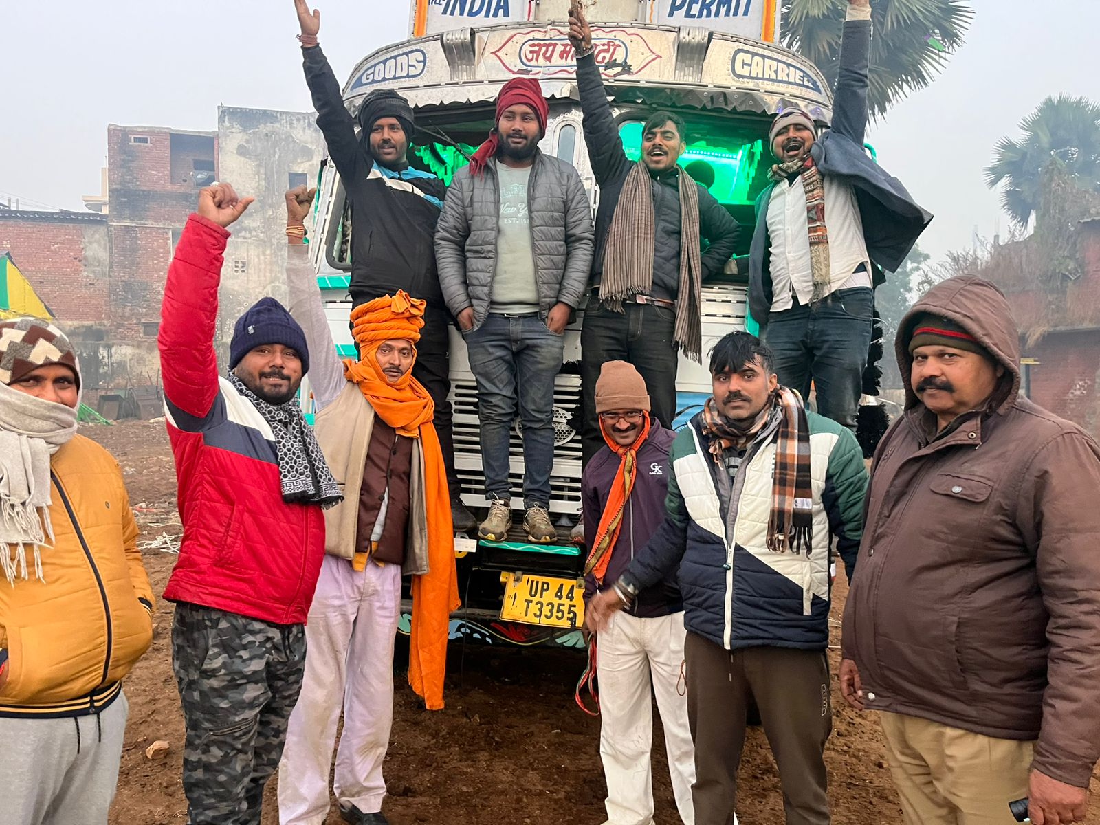 गोवंशों को लेकर बिहार जा रहे ट्रक को गो सेवकों ने पकड़कर पुलिस को सौंपा गोवंशों को लेकर बिहार जा रहे ट्रक को गो सेवकों ने पकड़कर पुलिस को सौंपा