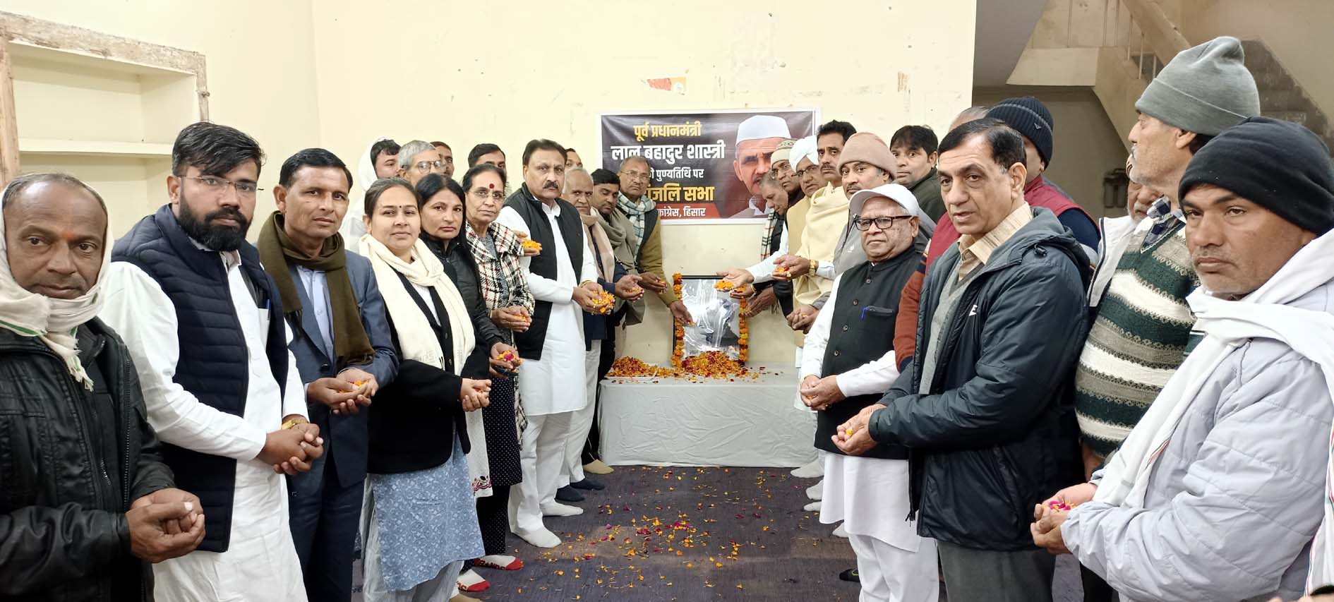 कांग्रेस पार्टी के प्रदेश सीनियर प्रवक्ता बजरंग गर्ग व अन्य नेतागण श्रदांजलि अर्पित करते हुए। कांग्रेस पार्टी के प्रदेश सीनियर प्रवक्ता बजरंग गर्ग व अन्य नेतागण श्रदांजलि अर्पित करते हुए।