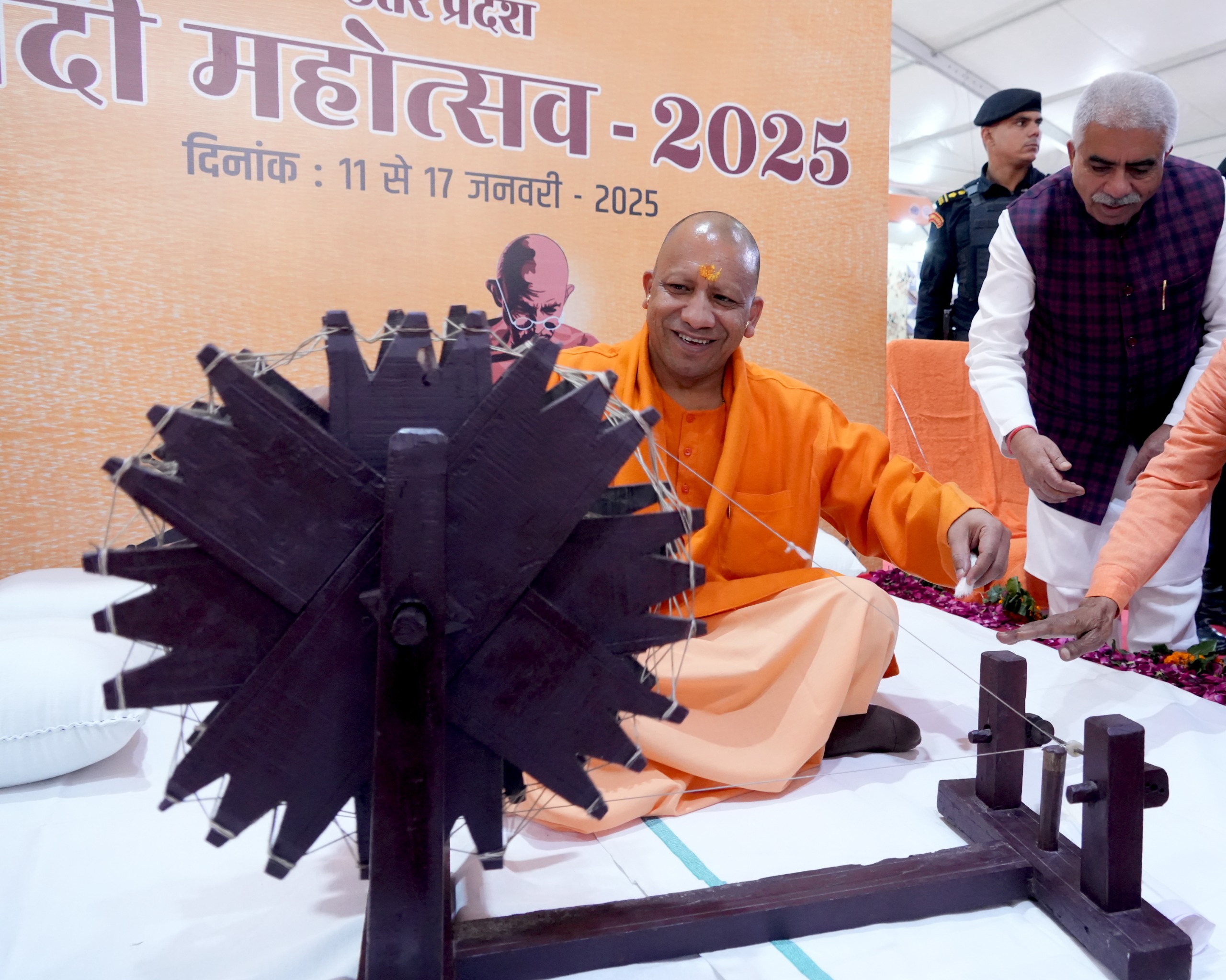 खादी उत्सव का उद्घाटन करने के अवसर पर मुख्यमंत्री खादी उत्सव का उद्घाटन करने के अवसर पर मुख्यमंत्री