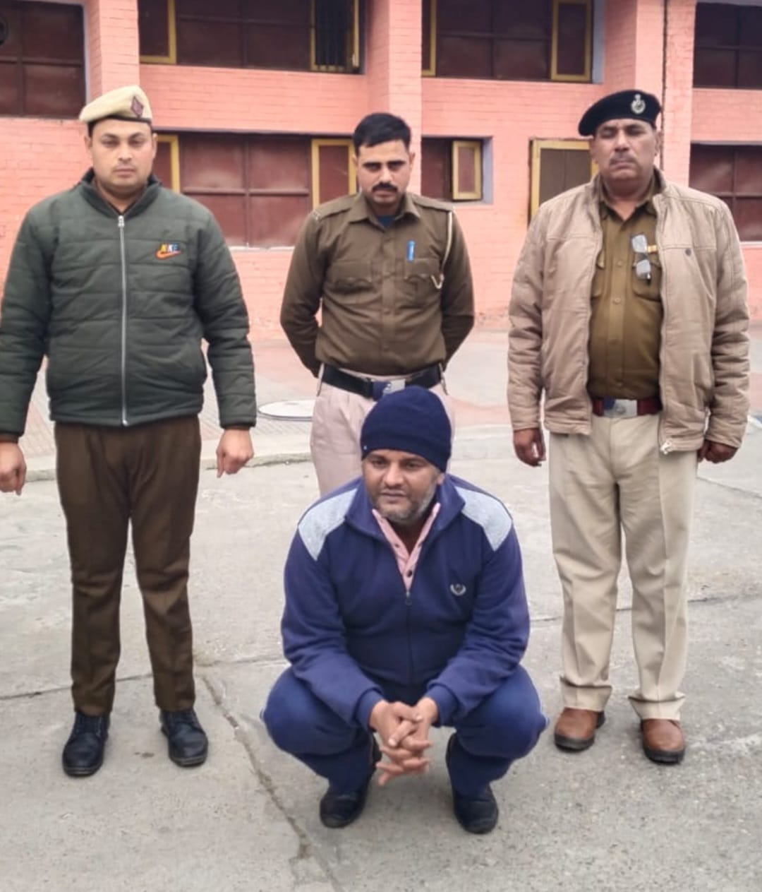 पुलिस की गिरफ्त में आरोपी पुलिस की गिरफ्त में आरोपी