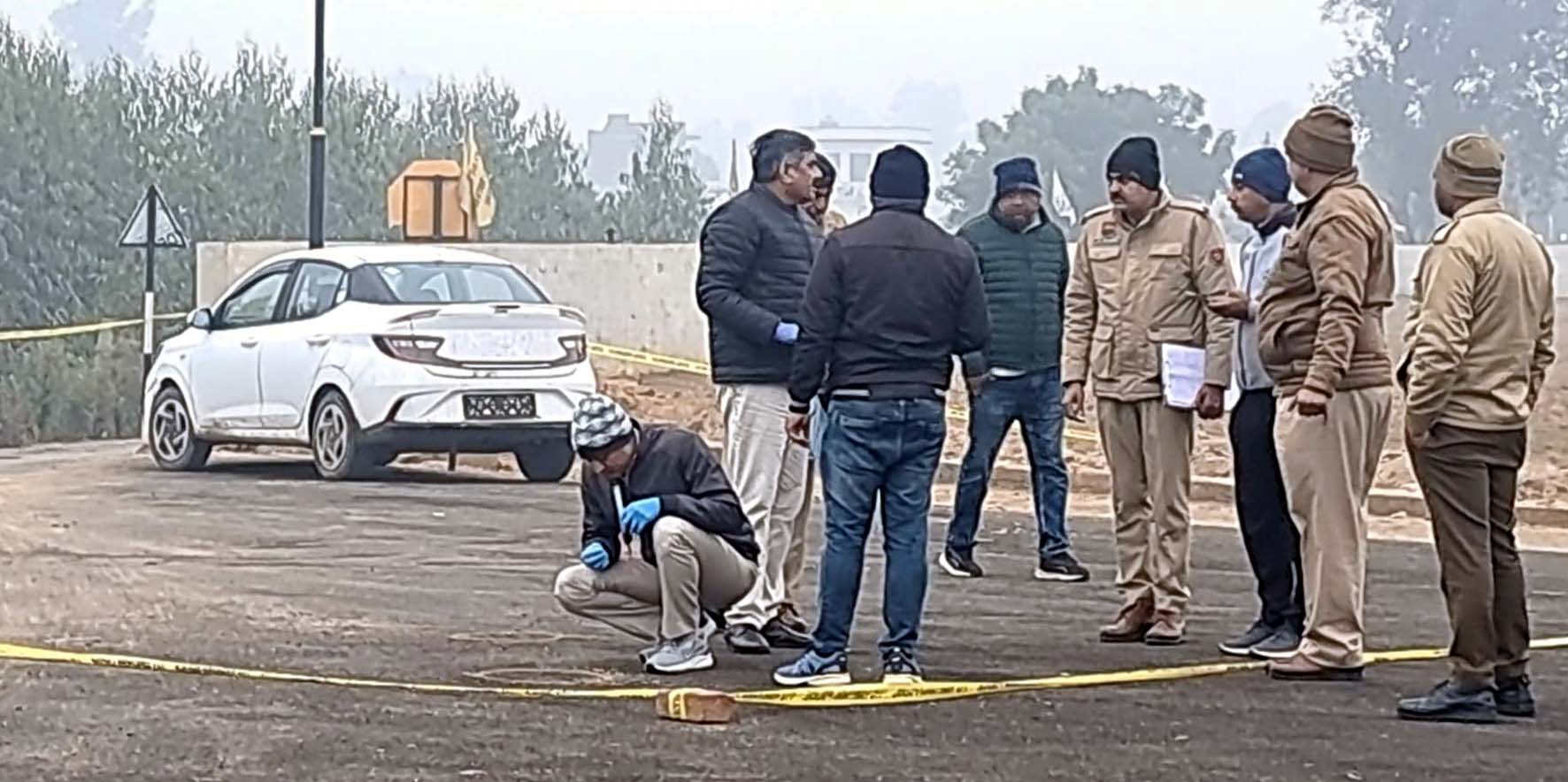 मुठभेड़ के बाद घटनास्थल पर जांच करती पुलिस। मुठभेड़ के बाद घटनास्थल पर जांच करती पुलिस।