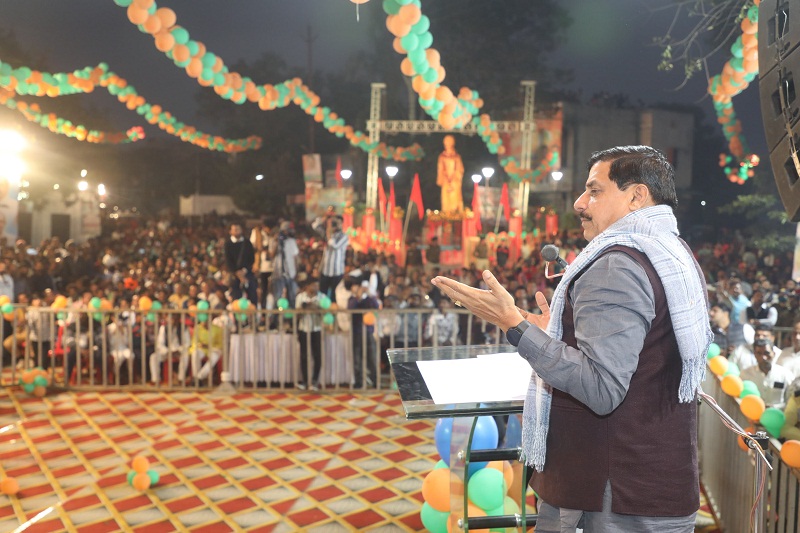 इंदौरः मुख्यमंत्री स्वामी विवेकानंद की प्रतिमा के लोकार्पण कार्यक्रम को संबोधित करते हुए इंदौरः मुख्यमंत्री स्वामी विवेकानंद की प्रतिमा के लोकार्पण कार्यक्रम को संबोधित करते हुए