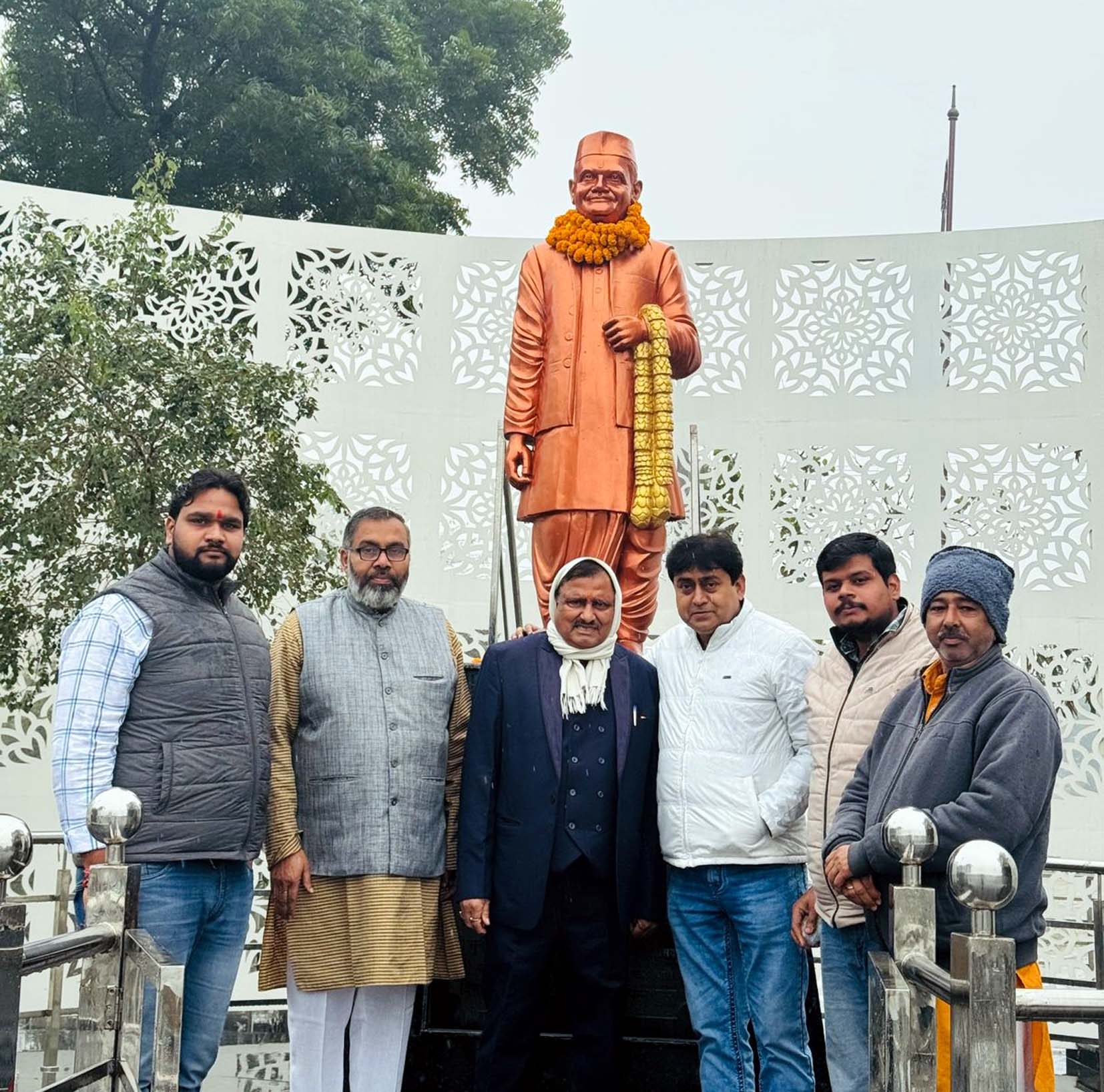 पूर्व प्रधानमंत्री स्व. लाल बहादुर शास्त्री के प्रतिमा स्थल पर श्रद्धांजलि अर्पित करते भगवान परशुराम जन सेवा समिति के सदस्य। पूर्व प्रधानमंत्री स्व. लाल बहादुर शास्त्री के प्रतिमा स्थल पर श्रद्धांजलि अर्पित करते भगवान परशुराम जन सेवा समिति के सदस्य।
