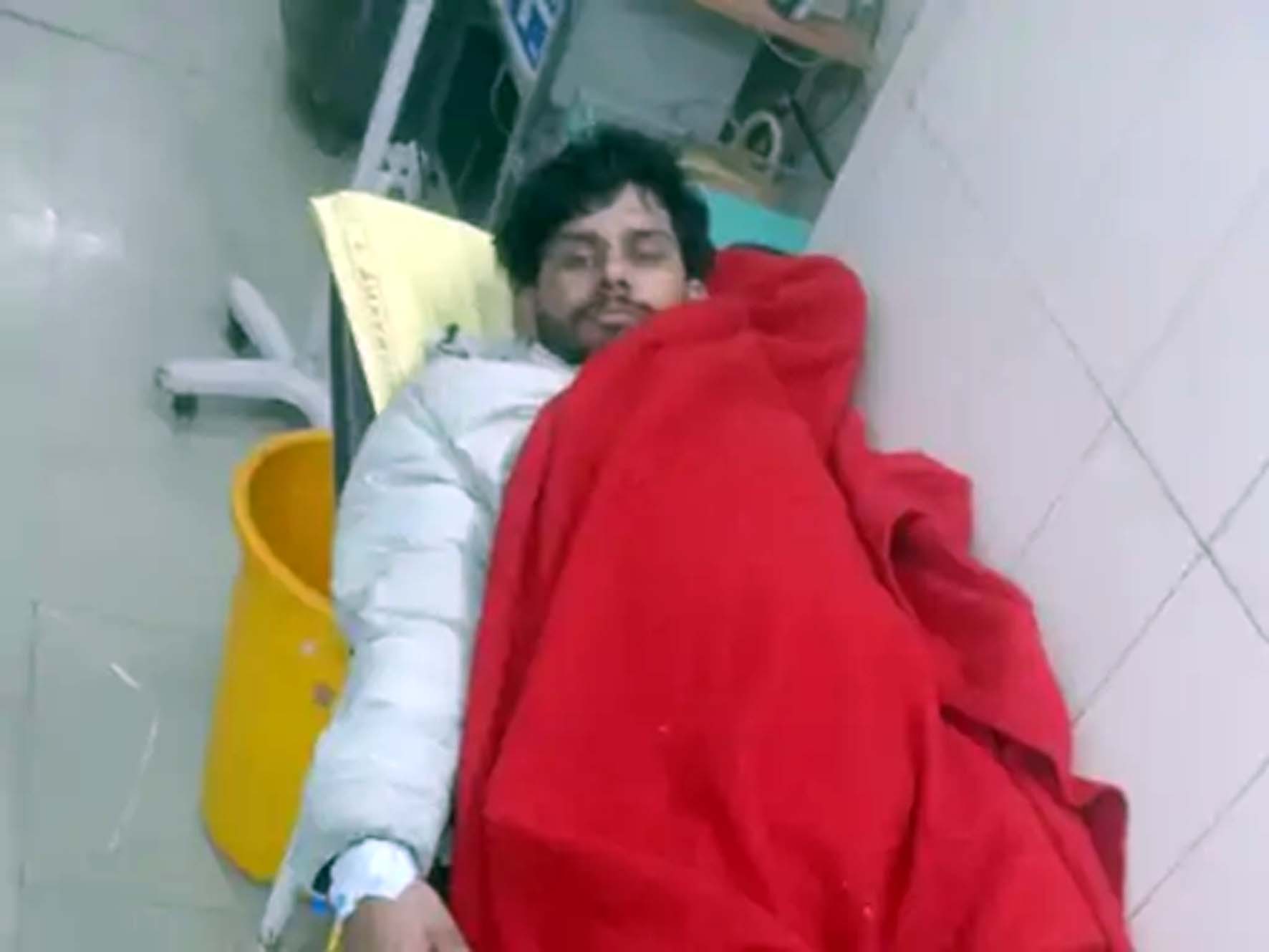 अस्पताल में उपचाराधीन घायल बदमाश।