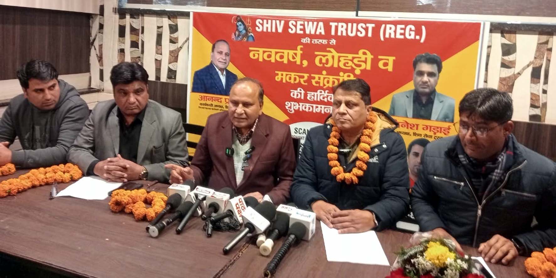 पत्रकारों से बातचीत करते नवनियुक्त पदाधिकारी। पत्रकारों से बातचीत करते नवनियुक्त पदाधिकारी।