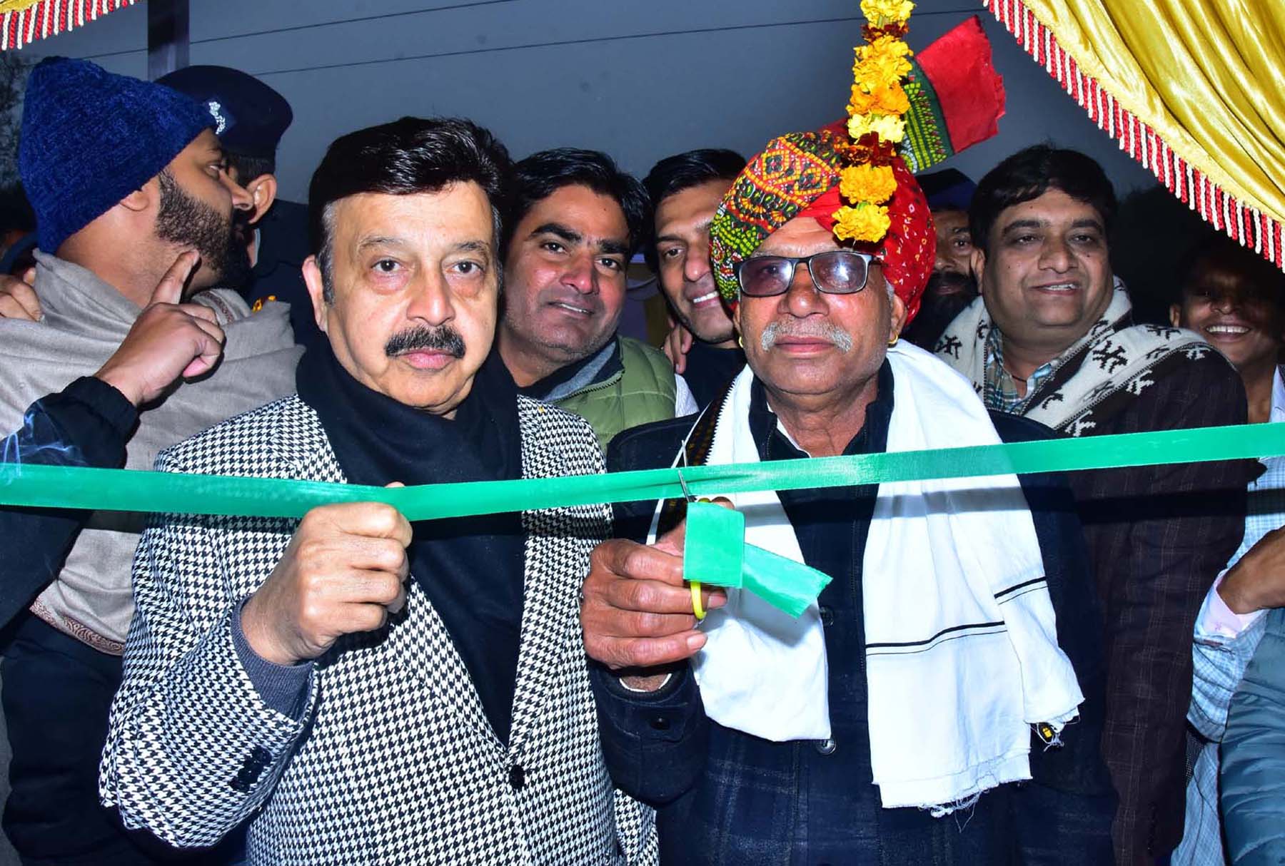 फोटो नंबर-01: गुरुग्राम के बादशाहपुर में दरबारीपुर रोड पर रैन बसेरे का लोकार्पण करते मंत्री राव नरबीर सिंह।