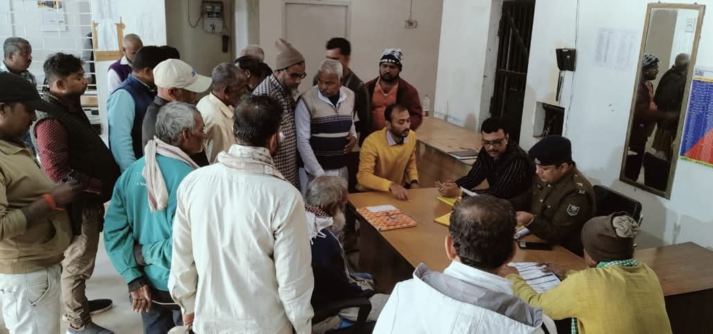 अररिया फोटो:नगर थाना में।जनता दरबार में अधिकारी अररिया फोटो:नगर थाना में।जनता दरबार में अधिकारी