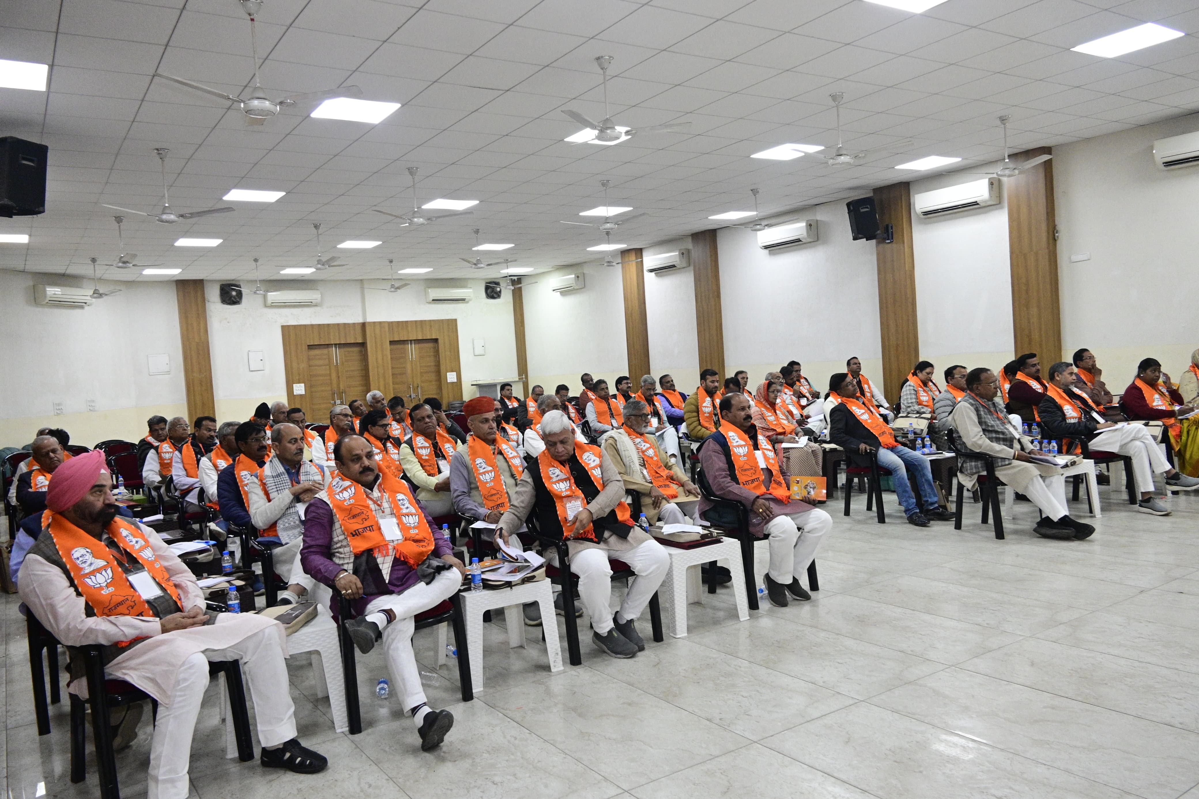 भाजपा के राष्ट्रीय संगठन महामंत्री बीएल संतोष ने जिला निर्वाचन अधिकारी और पर्यवेक्षकों से किया संवाद भाजपा के राष्ट्रीय संगठन महामंत्री बीएल संतोष ने जिला निर्वाचन अधिकारी और पर्यवेक्षकों से किया संवाद