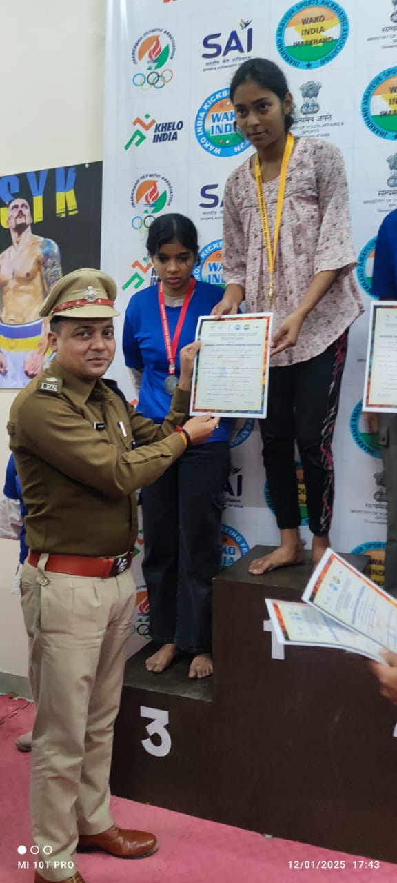 विजेता प्रतिभागियों को सम्मान देते हुए विजेता प्रतिभागियों को सम्मान देते हुए