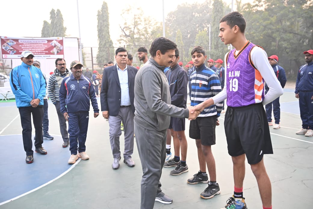 बरेका में बास्केटबॉल मैच के पूर्व खिलाड़ियों से परिचय प्राप्त करते महाप्रबंधक: फोटो बच्चा गुप्ता बरेका में बास्केटबॉल मैच के पूर्व खिलाड़ियों से परिचय प्राप्त करते महाप्रबंधक: फोटो बच्चा गुप्ता