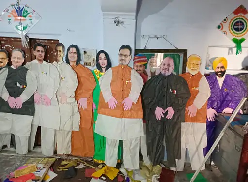 75 वर्षीय अब्दुल गफ्फार 45 वर्षों से राजनेताओं-फिल्मी सितारों और खिलाड़ियों की बना रहे पतंगें 75 वर्षीय अब्दुल गफ्फार 45 वर्षों से राजनेताओं-फिल्मी सितारों और खिलाड़ियों की बना रहे पतंगें