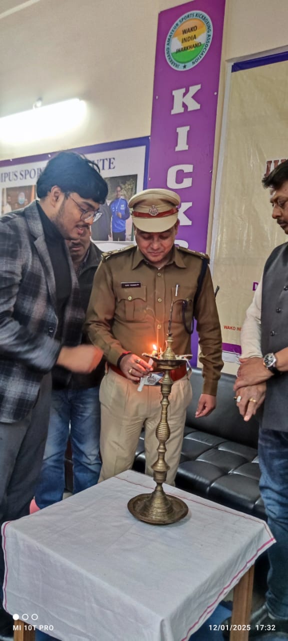 उद्घाटन करते एसपी उद्घाटन करते एसपी
