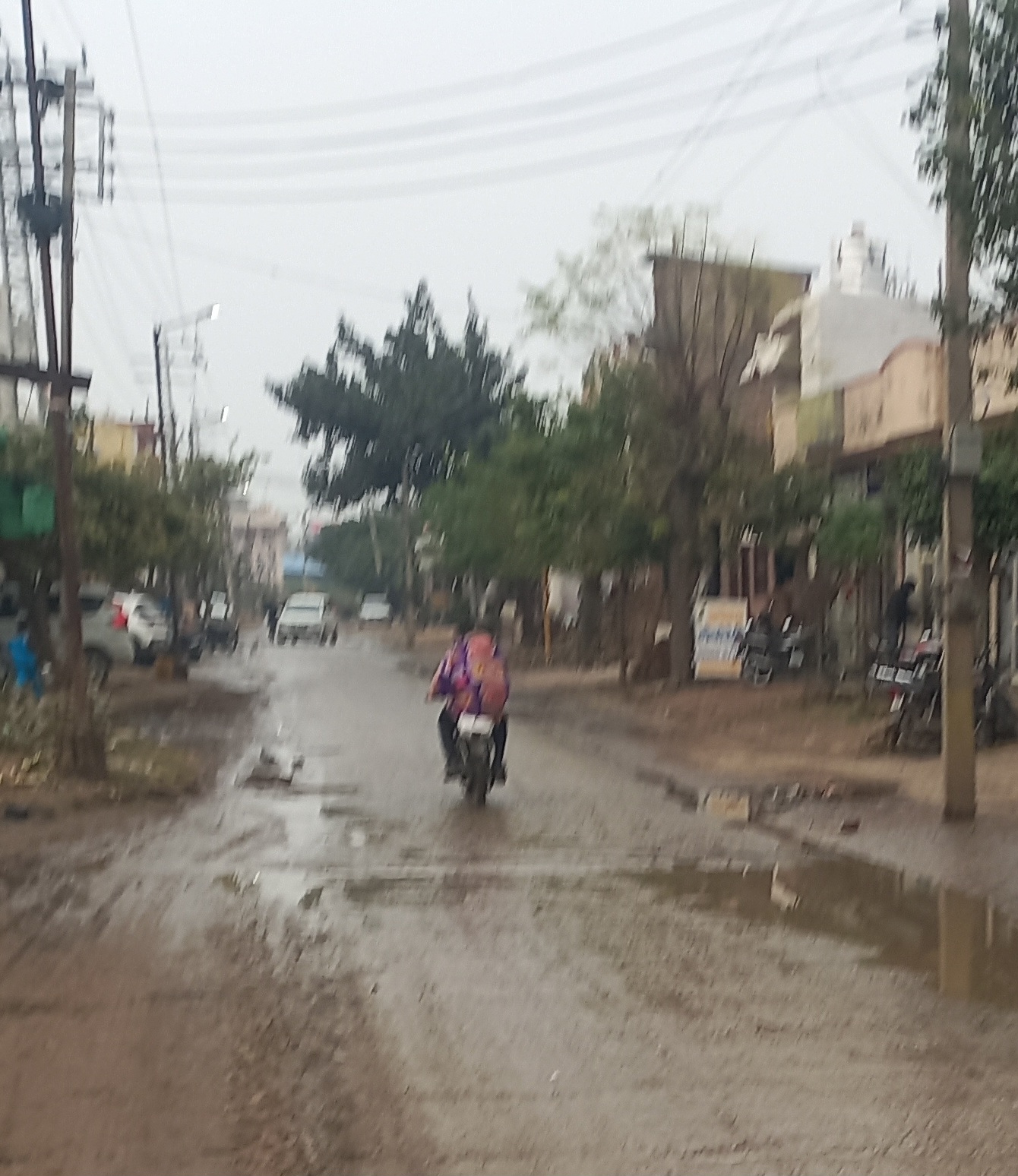 बरसात के बाद सड़कों पर फैला कीचड़ बरसात के बाद सड़कों पर फैला कीचड़