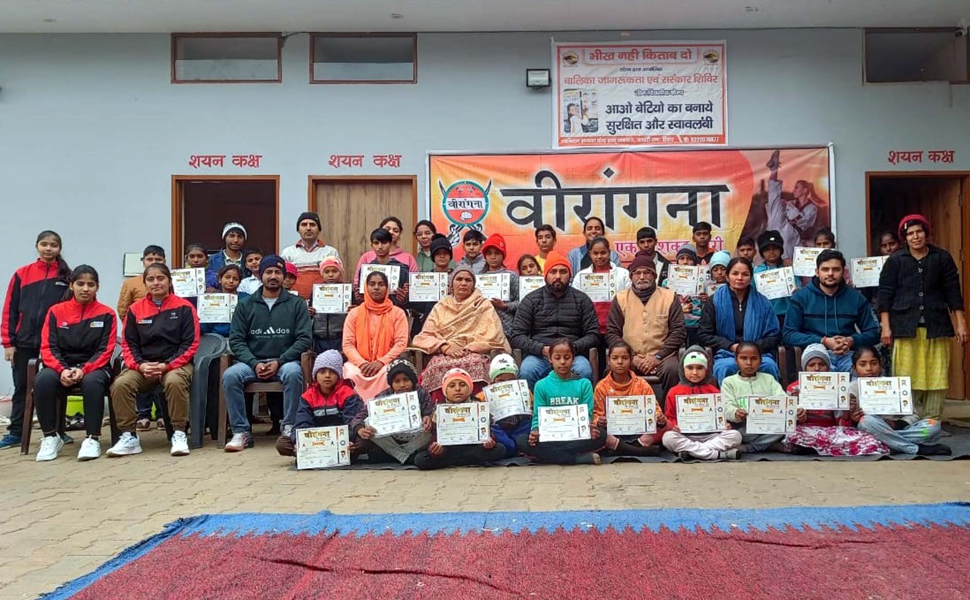बालिका जागरूकता एवं संस्कार शिविर के समापन अवसर पर उपस्थित अतिथि व समारोह में भाग लेते बच्चे। बालिका जागरूकता एवं संस्कार शिविर के समापन अवसर पर उपस्थित अतिथि व समारोह में भाग लेते बच्चे।