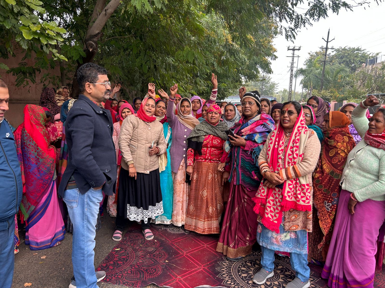 महिला आंगनवाड़ी कार्यकर्ता भारी सर्दी बारिश में दिन रात सड़क पर, जिम्मेदारों को परवाह नहीं महिला आंगनवाड़ी कार्यकर्ता भारी सर्दी बारिश में दिन रात सड़क पर, जिम्मेदारों को परवाह नहीं