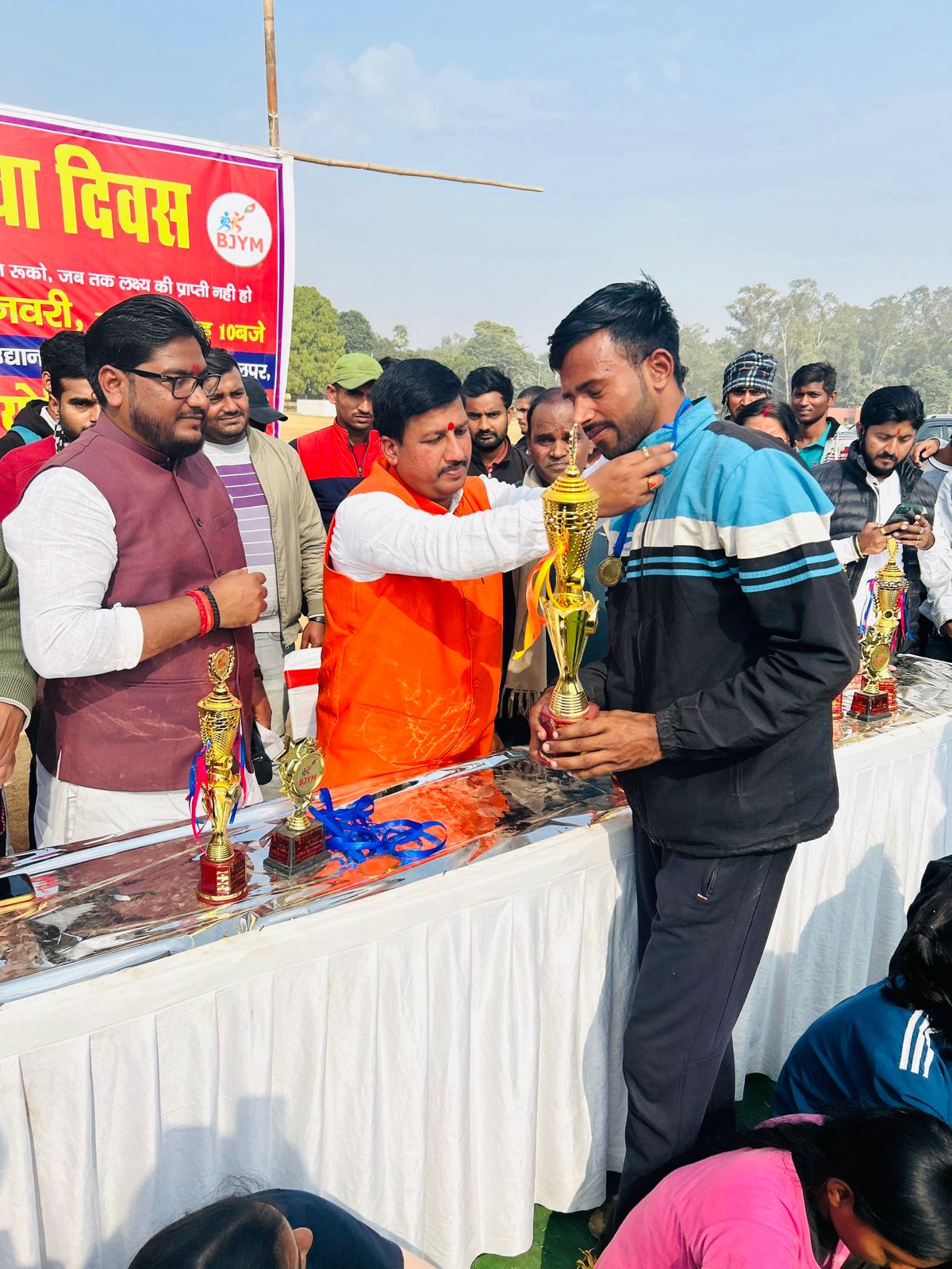 विजेताओं को पुरस्कृत करते अतिथि विजेताओं को पुरस्कृत करते अतिथि