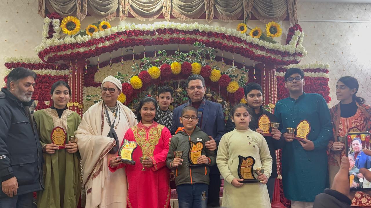 काशीर कलाकार सीजन-7 के ग्रैंड फिनाले में जम्मू में कश्मीरी संस्कृति का जश्न मनाया गया काशीर कलाकार सीजन-7 के ग्रैंड फिनाले में जम्मू में कश्मीरी संस्कृति का जश्न मनाया गया