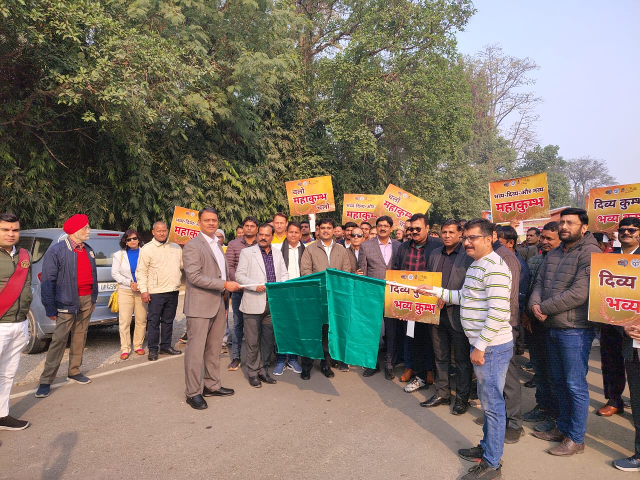 रोड शो को हरी झंडी दिखाते जिलाधिकारी: फोटो बच्चा गुप्ता रोड शो को हरी झंडी दिखाते जिलाधिकारी: फोटो बच्चा गुप्ता