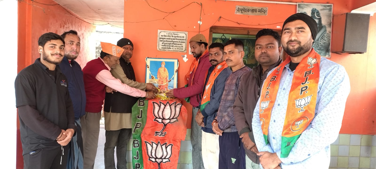 अररिया फोटो:भाजयुमो कार्यकर्ता स्वामी विवेकानंद की तस्वीर पर पुष्प अर्पित करते अररिया फोटो:भाजयुमो कार्यकर्ता स्वामी विवेकानंद की तस्वीर पर पुष्प अर्पित करते