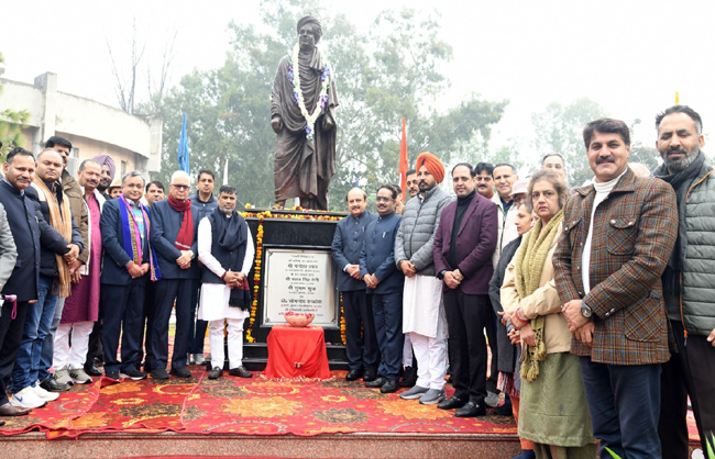 हरियाणा के शिक्षा मंत्री महीपाल ढांडा कुरुक्षेत्र में आयाेजित कार्यक्रम में भाग लेते हुए हरियाणा के शिक्षा मंत्री महीपाल ढांडा कुरुक्षेत्र में आयाेजित कार्यक्रम में भाग लेते हुए