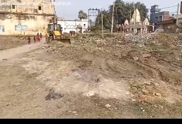 जेसीबी से हो रहा काम जेसीबी से हो रहा काम