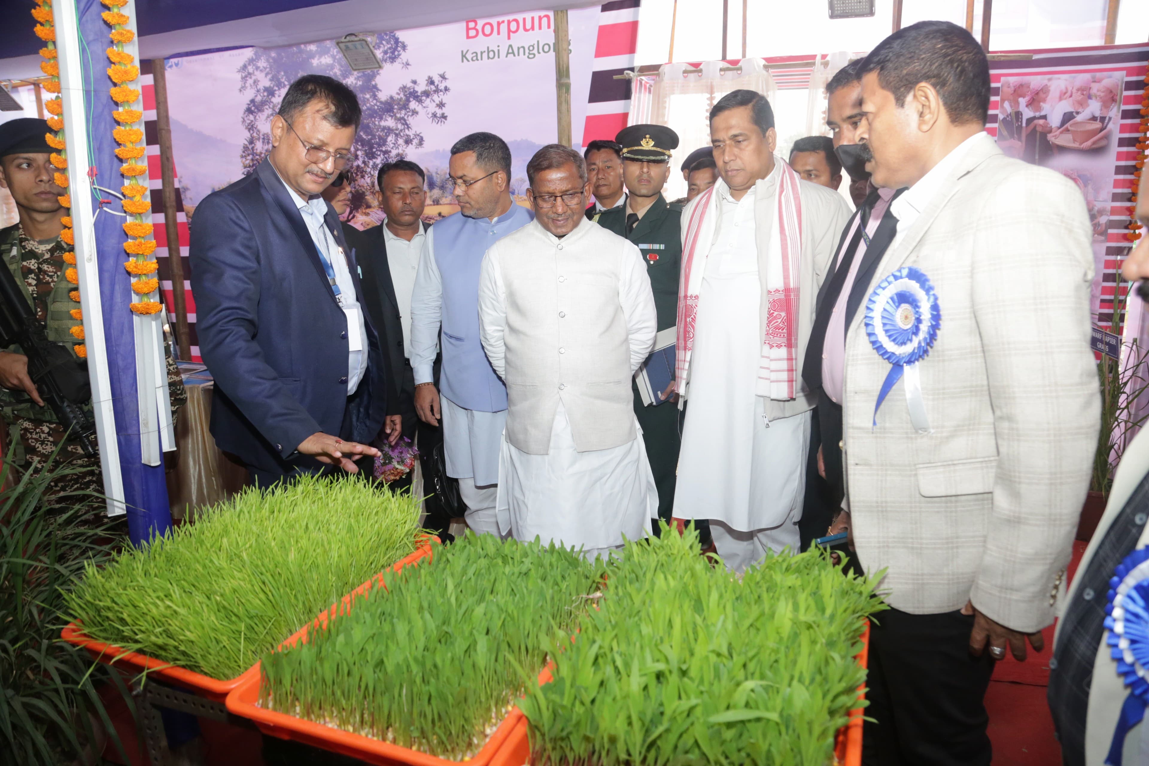 पशुधन एवं कुक्कुट एक्सपो-2025 में हिस्सा लेते हुए राज्यपाल लक्ष्मण प्रसाद आचार्य की तस्वीर। पशुधन एवं कुक्कुट एक्सपो-2025 में हिस्सा लेते हुए राज्यपाल लक्ष्मण प्रसाद आचार्य की तस्वीर।