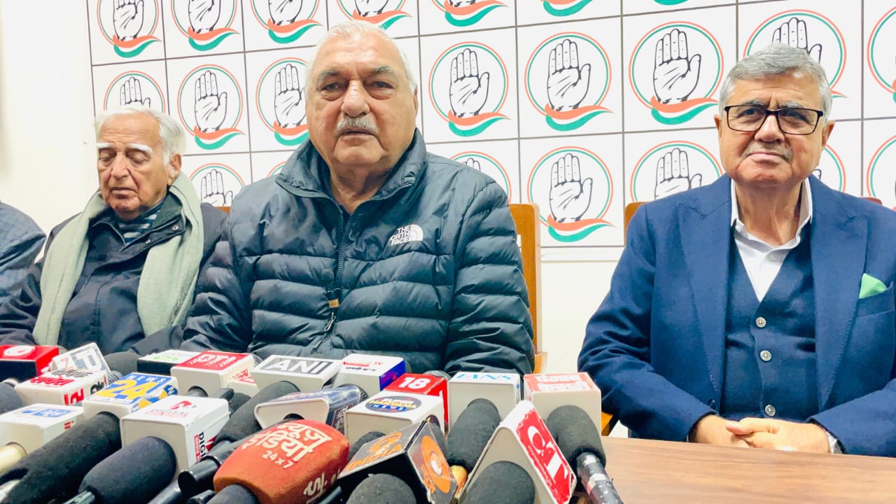 फोटो कैप्शन: डी पार्क समीप अपने आवास पर पत्रकारों से बातचीत करते पूर्व मुख्यमंत्री हुड्डा --------------- फोटो कैप्शन: डी पार्क समीप अपने आवास पर पत्रकारों से बातचीत करते पूर्व मुख्यमंत्री हुड्डा ---------------