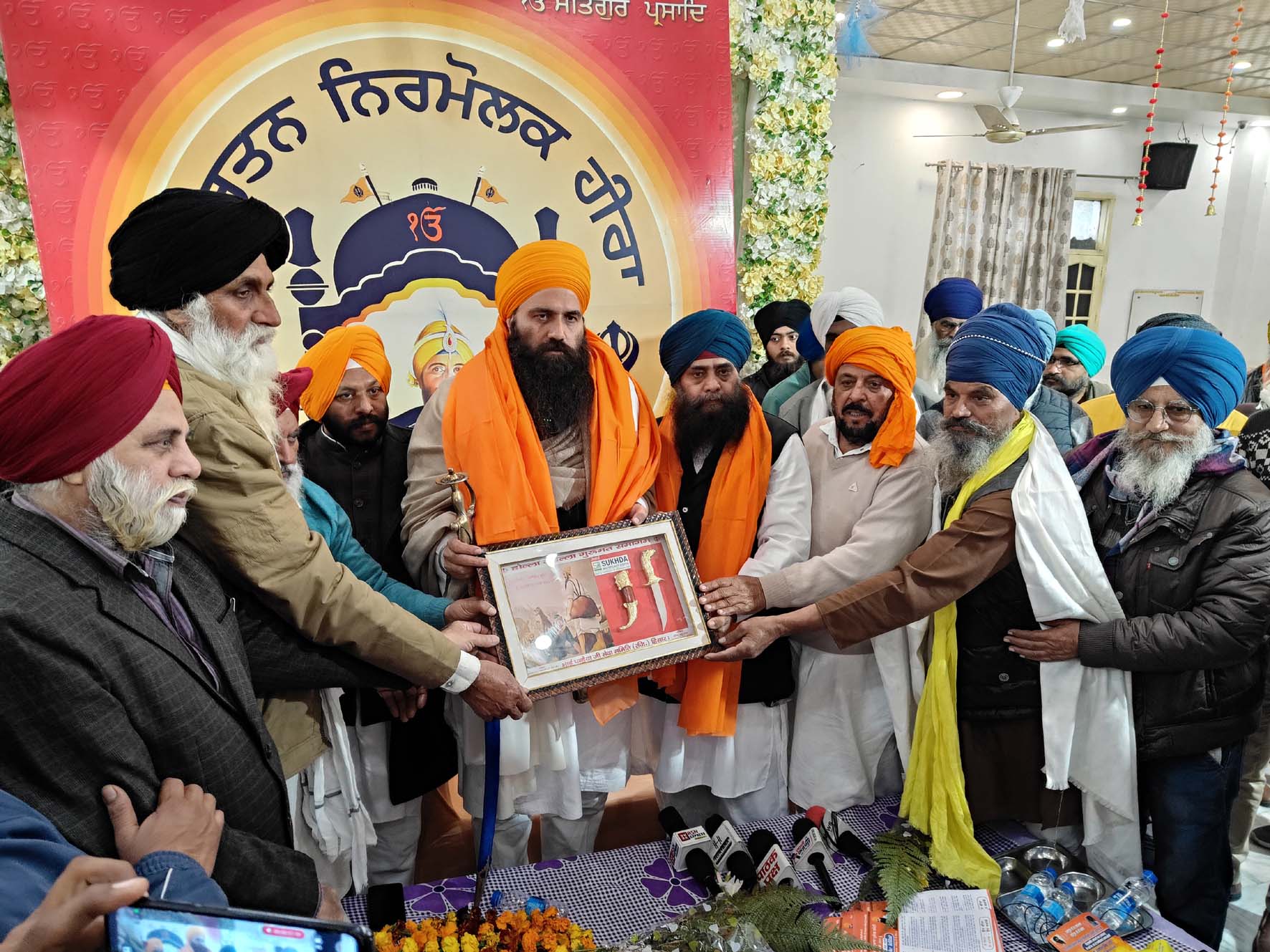 गुरुद्वारा पहुंचने पर बलजीत सिंह दादूवाल का स्वागत करते गुरुघर के सेवादार। गुरुद्वारा पहुंचने पर बलजीत सिंह दादूवाल का स्वागत करते गुरुघर के सेवादार।