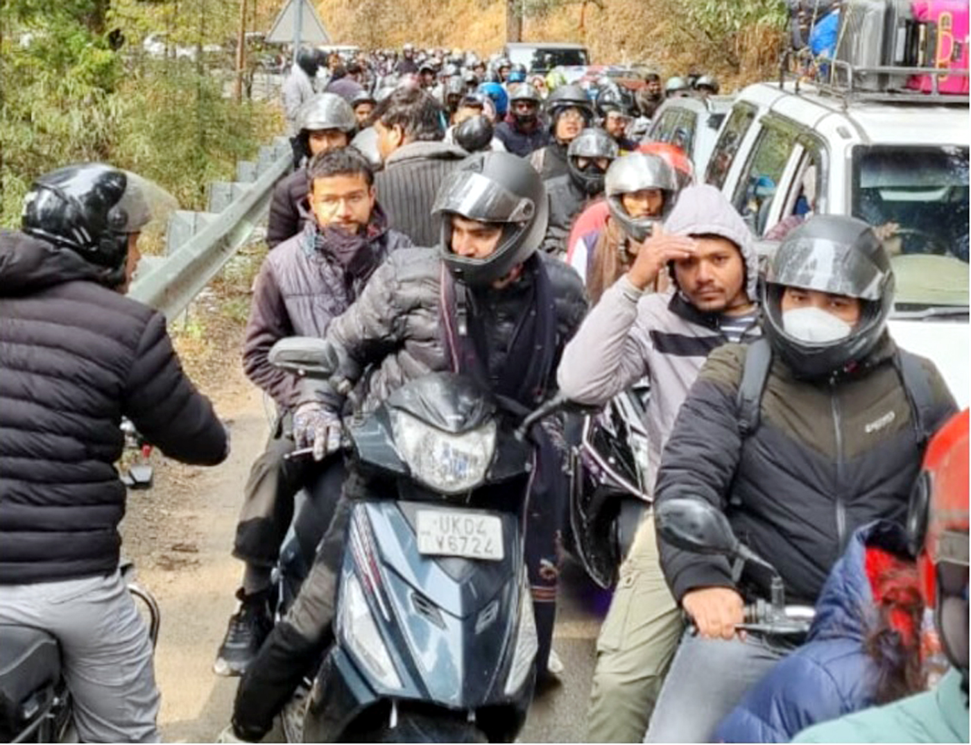 किलबरी-पंगोट रोड पर बर्फ देखने के लिये जाते हुए जाम में फंसे दोपहिया वाहन।
