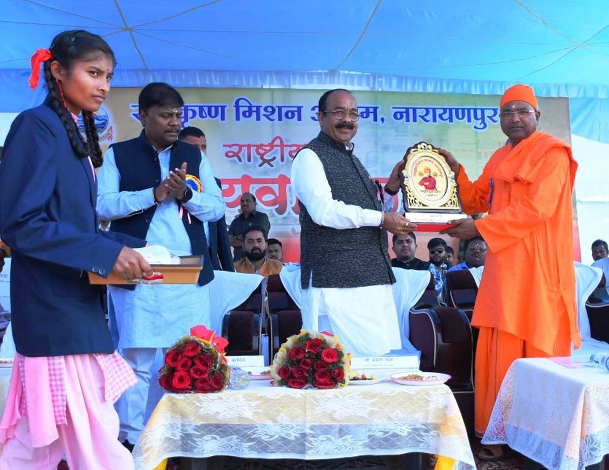 स्वामी व्याप्तानंद महाराज उप मुख्यमंत्री अरुण साव को स्वामी विवेकानंद की स्मृति चिन्ह भेंट करते हुए स्वामी व्याप्तानंद महाराज उप मुख्यमंत्री अरुण साव को स्वामी विवेकानंद की स्मृति चिन्ह भेंट करते हुए