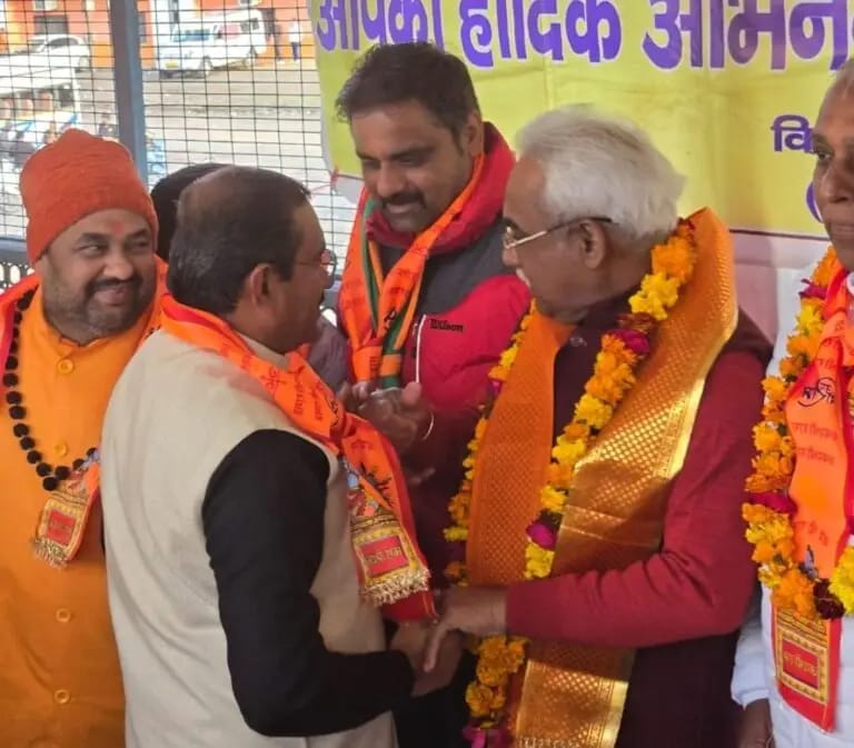 धर्मशाला प्रबंध क विधायक मदन कौशिक का स्वागत करते हुए धर्मशाला प्रबंध क विधायक मदन कौशिक का स्वागत करते हुए