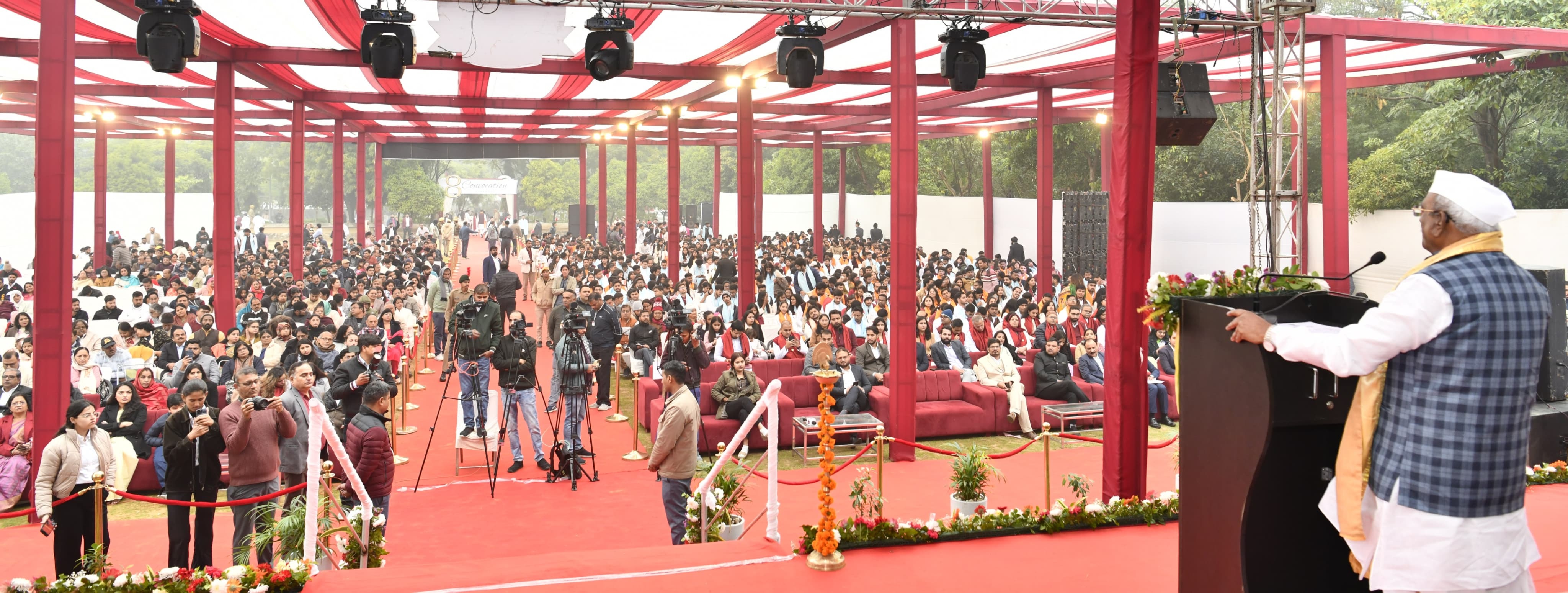 विवेकानंद ग्लोबल यूनिवर्सिटी के दीक्षांत समारोह में संबोधित करते राज्यपाल। विवेकानंद ग्लोबल यूनिवर्सिटी के दीक्षांत समारोह में संबोधित करते राज्यपाल।