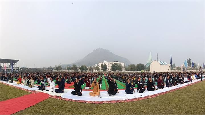 रायसेन में जिला स्तरीय सामूहिक सूर्यनमस्कार कार्यक्रम सम्पन्न रायसेन में जिला स्तरीय सामूहिक सूर्यनमस्कार कार्यक्रम सम्पन्न
