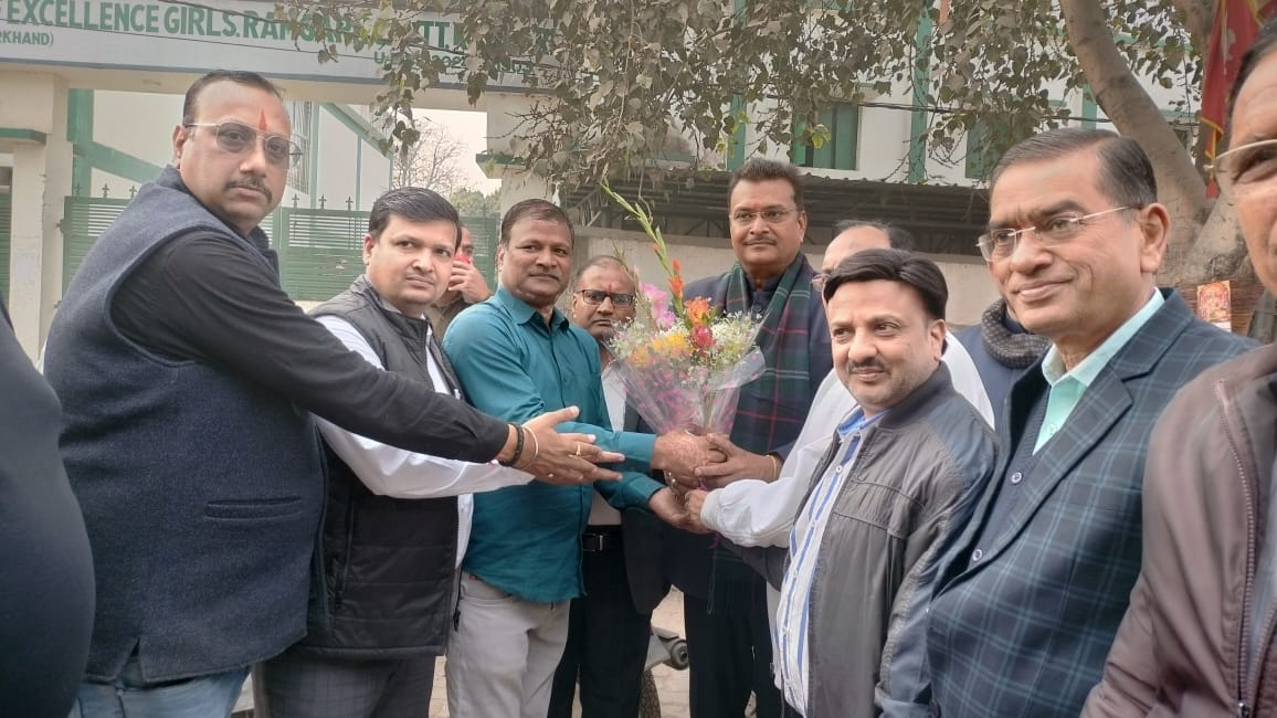 सांसद का स्वागत करते लोग सांसद का स्वागत करते लोग