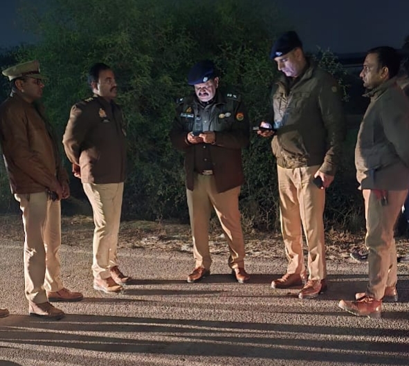 घटना पर मौजूद पुलिस अधिकारी घटना पर मौजूद पुलिस अधिकारी