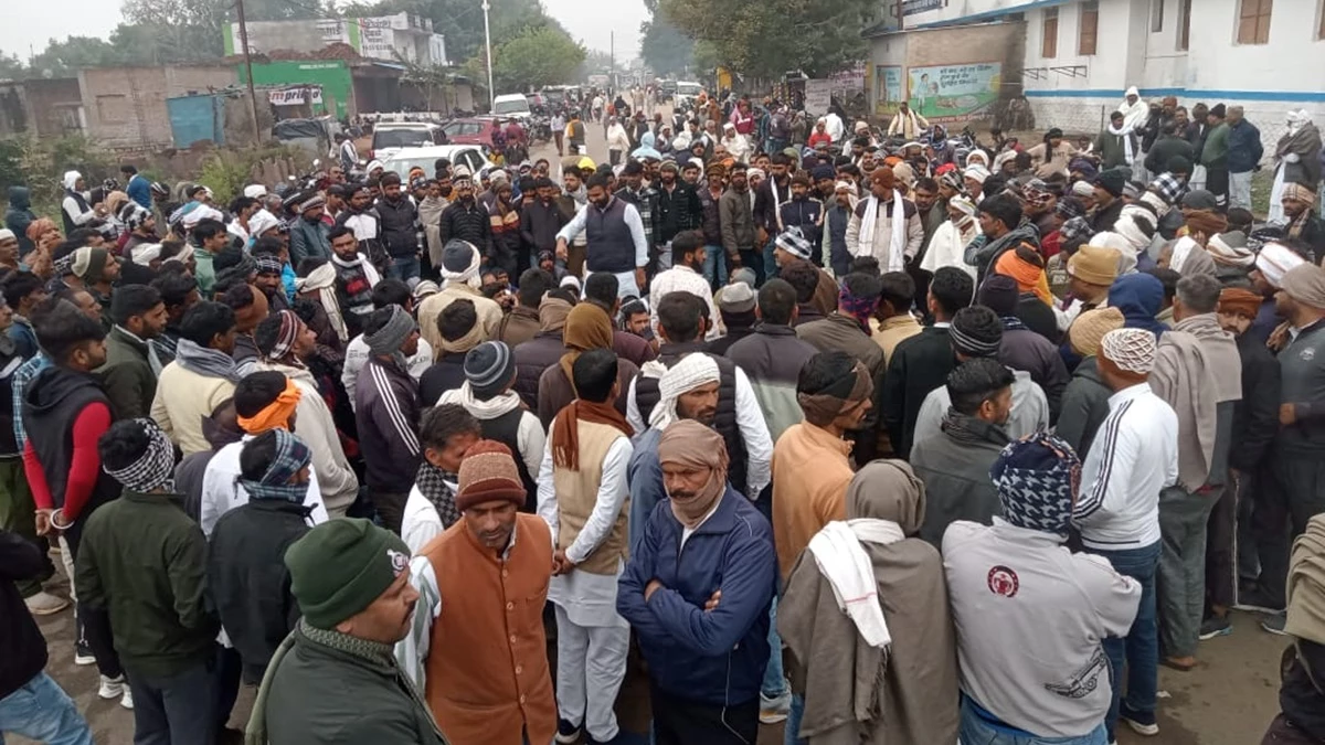 प्रधानाध्यापक की मौत की सूचना के बाद जमा हुई भीड़। प्रधानाध्यापक की मौत की सूचना के बाद जमा हुई भीड़।