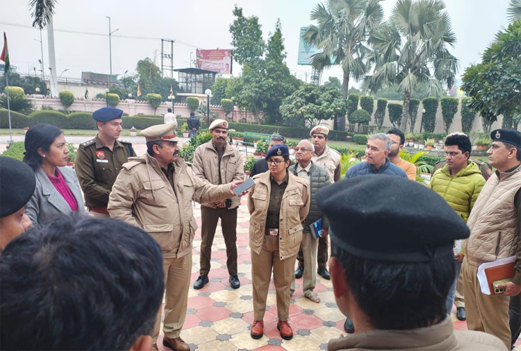 12 Snp-9 सोनीपत: पूर्वी डीसीपी आईपीएस प्रबीना पी व एसीपी अजीत सिंह पुलिस कर्मियों को निर्देश देते हुए। 12 Snp-9 सोनीपत: पूर्वी डीसीपी आईपीएस प्रबीना पी व एसीपी अजीत सिंह पुलिस कर्मियों को निर्देश देते हुए।