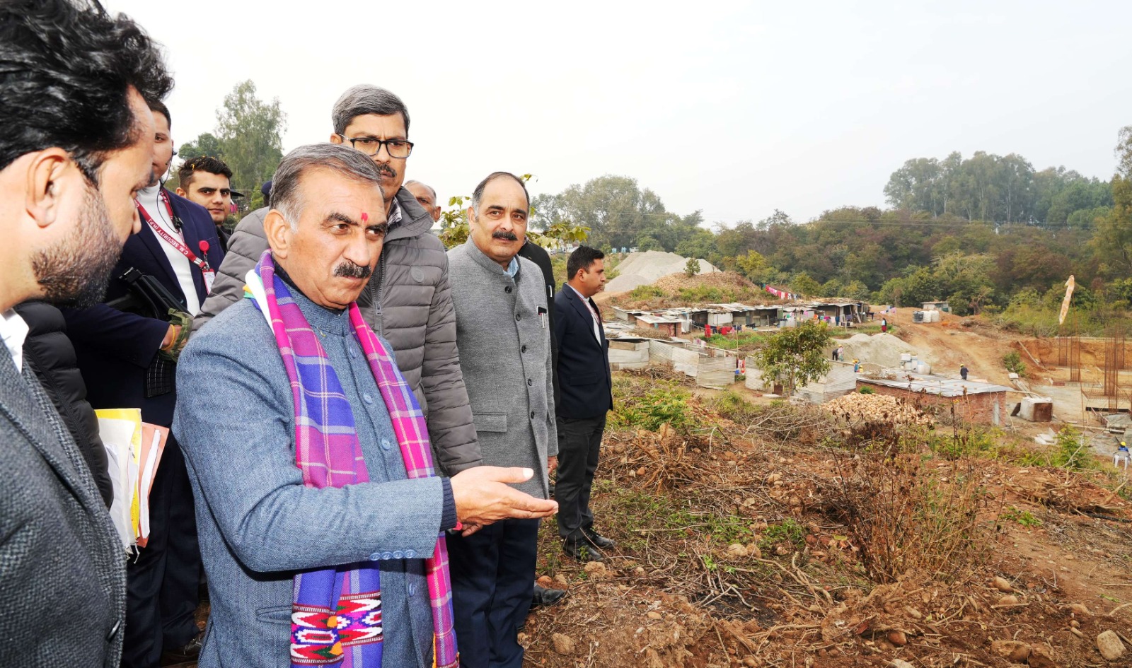 मुख्यमंत्री डे बोर्डिंग का शिलान्यास करते हुए मुख्यमंत्री डे बोर्डिंग का शिलान्यास करते हुए