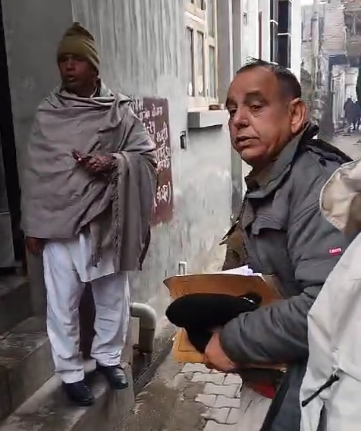 नशा तस्करों के घरों पर छापेमारी कर तलाशी लेते पुलिस कर्मचारी नशा तस्करों के घरों पर छापेमारी कर तलाशी लेते पुलिस कर्मचारी