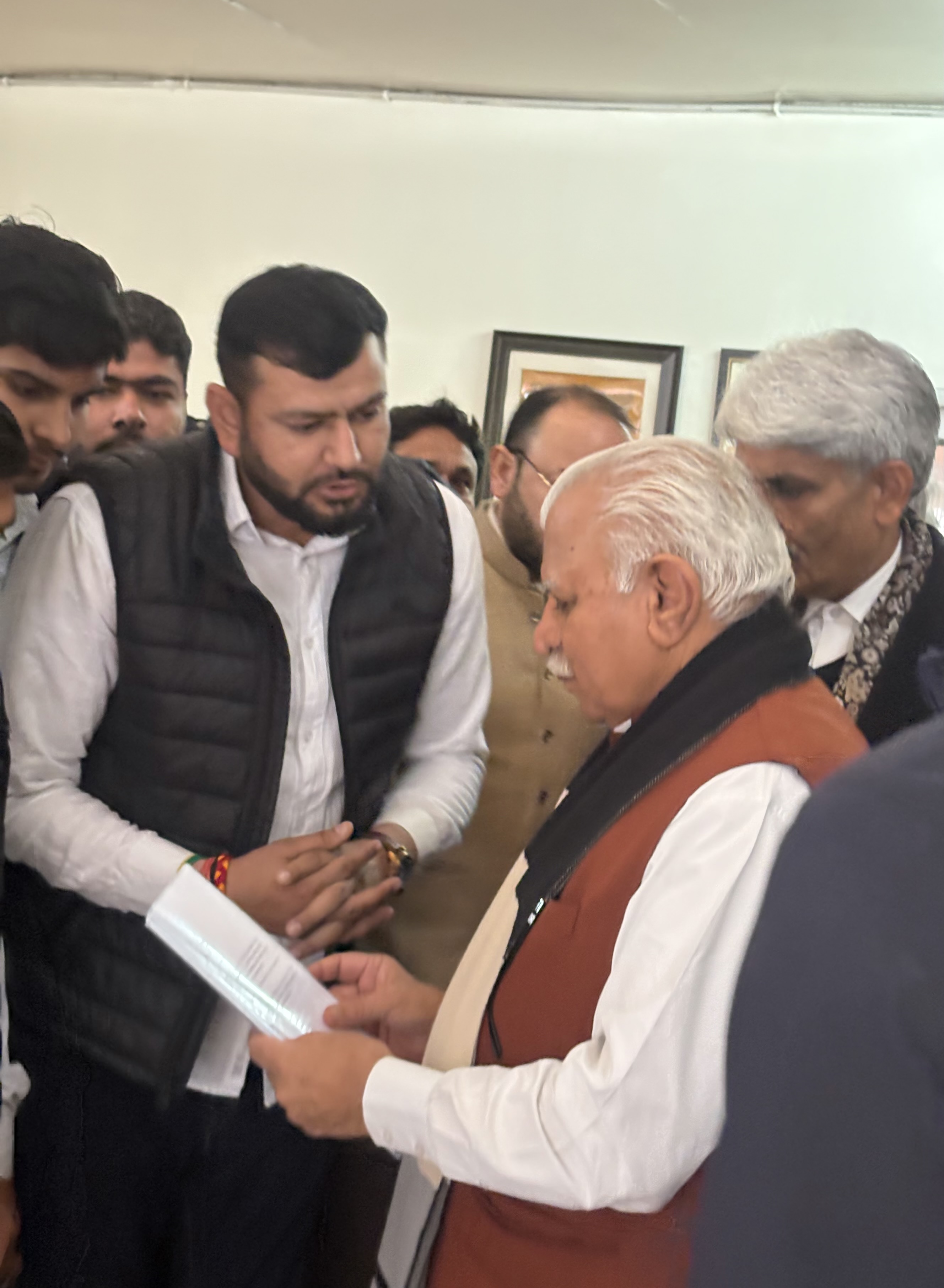 फोटो कैप्शनः 12 आरटीकेः 2 सीईटी के नोटिफिकेशन को लेकर केंद्रीय मंत्री को ज्ञापन सौंपते छात्र। ------- फोटो कैप्शनः 12 आरटीकेः 2 सीईटी के नोटिफिकेशन को लेकर केंद्रीय मंत्री को ज्ञापन सौंपते छात्र। -------
