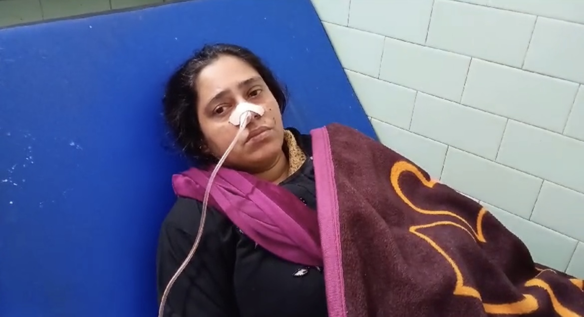 तलाक न देने पर पत्नी को दिया जहर, हालत गंभीर, जिला अस्पताल में भर्ती तलाक न देने पर पत्नी को दिया जहर, हालत गंभीर, जिला अस्पताल में भर्ती