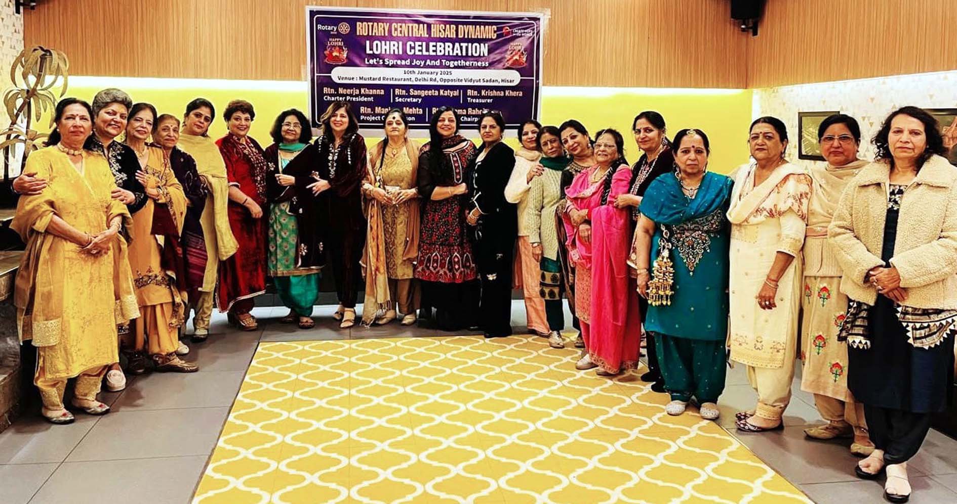 लोहड़ी मिलन समारोह में उपस्थित क्लब की महिलाएं। लोहड़ी मिलन समारोह में उपस्थित क्लब की महिलाएं।