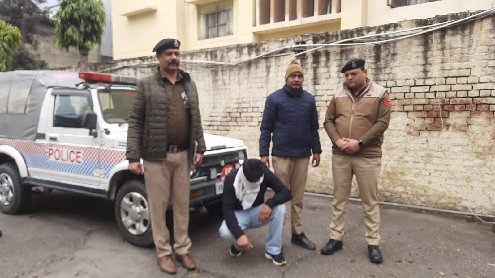 पुलिस की गिरफ्त में आरोपी पुलिस की गिरफ्त में आरोपी